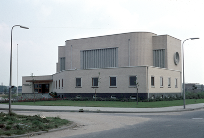 119100 Gezicht op het kerkgebouw van het Apostolisch Genootschap (Aziëlaan 155) te Utrecht.